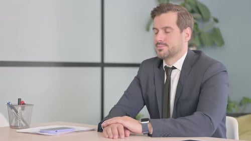 Geschäftsmann verlässt das Büro nach der Arbeit
