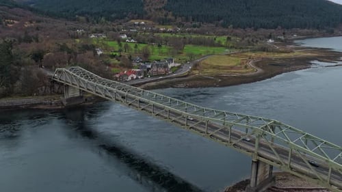 Vue aérienne du pont de Ballachulish traversant le Loch Leven en Écosse
