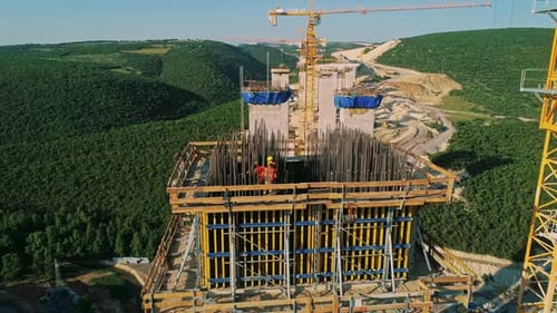 Mit Stahlstäben verstärkte Betonstützen