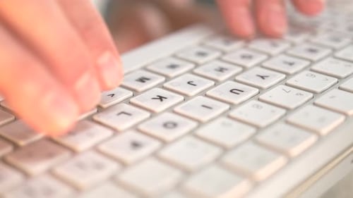 Tippen Sie mit der Hand auf der Tastatur und schreiben Sie E-Mails und Geschäftskorrespondenz