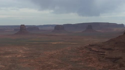 Vue aérienne des formations rocheuses de la Monument Valley