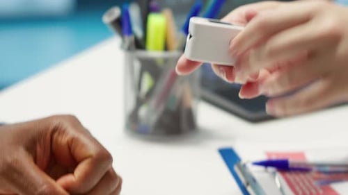 Pulse Oximeter Measures Patient's Oxygen Levels