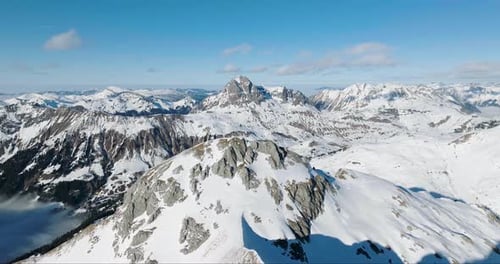 Luftaufnahme verschneiter Berggipfel, Österreich.
