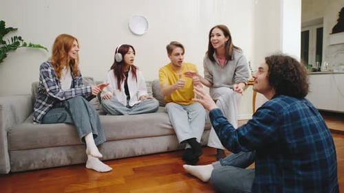 Des amis s'engagent dans une conversation animée tout en étant assis ensemble dans un salon confortable pendant une