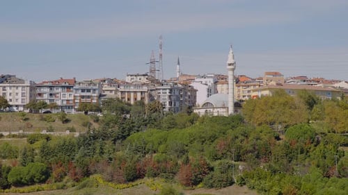 Wohnhaus Istanbul, Türkiye - Häuser und traditionelle Moscheen stehen auf einem Hügel mit Blick auf die Stadt