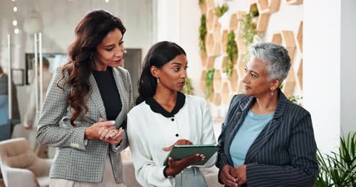 Mulheres, reunião e tablet no escritório para negócios, feedback sobre campanhas e conselhos na empresa
