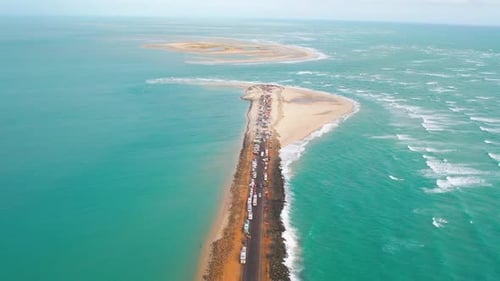 Vue aérienne de la route et de la plage de Rameswaram, Inde