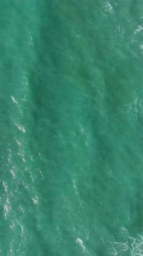 Vídeo vertical do Mar Mediterrâneo durante uma tempestade com ondas quebrando e espuma branca capturada