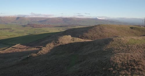 Vue aérienne de Scout Hill dans les lacs du Sud, en direction du nord vers les sommets enneigés du L