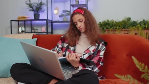 Kind Mädchen Studentin studieren zu Hause auf Laptop Computer machen Telefonkonferenz Videoanruf Mit Webcam sprechen