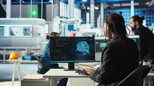 Programador de una fábrica de energía fotovoltaica que analiza datos mediante inteligencia artificial