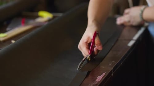 Corte a medida una tela dura con tijeras para hacer una bolsa 4