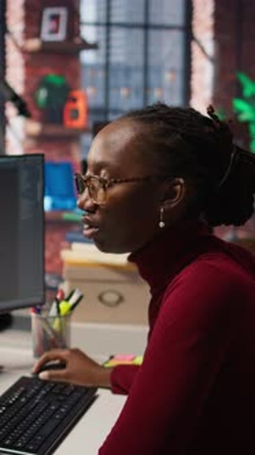 Vídeo vertical: un programador de Silicon Valley Venture que resuelve tareas con AI LLM Chatbot