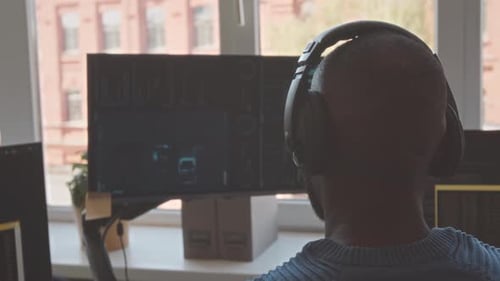 Ingeniero de software trabajando en una computadora de escritorio: vista posterior
