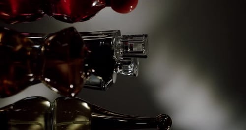 Verschiedene Parfümflaschen, die elegant auf einer glatten Oberfläche präsentiert werden