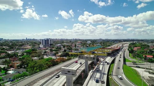 Création de liens : sculpture surélevée des artères de transport de Miami