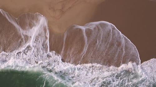 Vue aérienne de haut en bas sur une plage de sable avec Sea Surf Ralenti Nobody