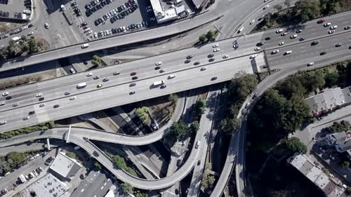 Vista de cima de uma área de tráfego urbano na América