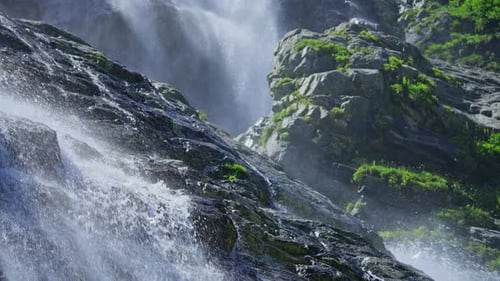 Bäche und Wasserspritzer aus einem Bergwasserfall
