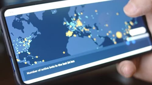 La navigation cartographique des cyberattaques sur l'écran d'un smartphone affiche diverses informations techniques dans lesquelles il est seul