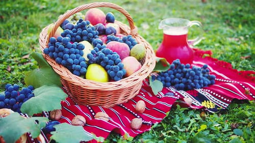 Cesta de frutas del mercado navideño de otoño