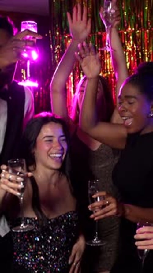 Amigos curtindo a festa, dançando e bebendo champanhe