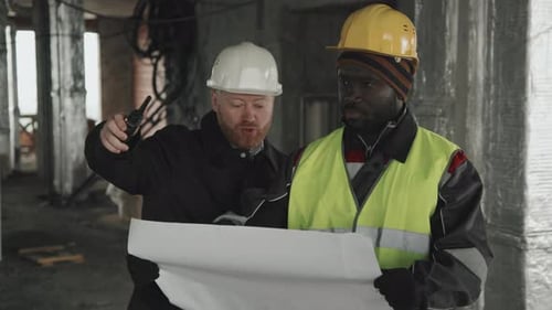 Engenheiro e capataz planejando obras de construção