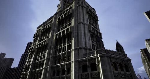 Un impresionante edificio histórico se eleva hacia el cielo en una ciudad bulliciosa