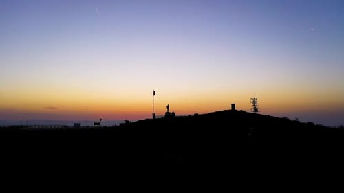 Vue sur la statue d'Atatürk et le drapeau turc à Afyon Kocatepe au lever du soleil