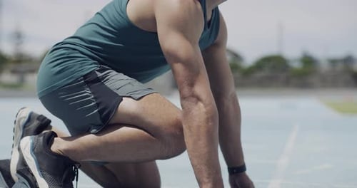 Ein männlicher Athlet rennt von seiner Startposition weg