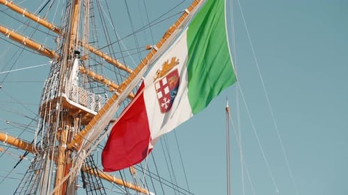 Insignia naval de Italia en el mástil de un velero