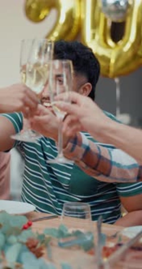 Mãos, torradas e comemoração com champanhe para amigos, festa e ano novo para reunião