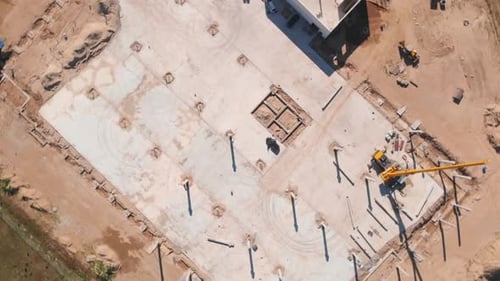 El sitio de construcción gira en torno a una grúa en el centro, capturada por la cámara