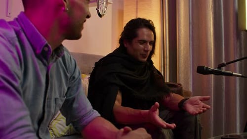 Séance de podcast décontractée à domicile avec des amis partageant des idées et engageant une conversation