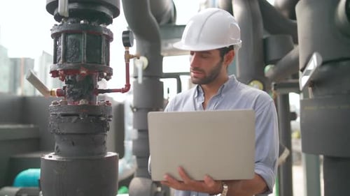 Ingenieur, Mann oder Techniker überprüfen mit dem Laptop das Problem der Rohrverbindung