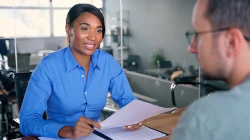 Afrikanische professionelle Geschäftsfrau, die ein Vorstellungsgespräch hat, Beratung, Kunde