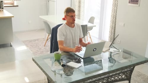 Un professeur de langue illustre des concepts par appel vidéo avec des gestes de stylet