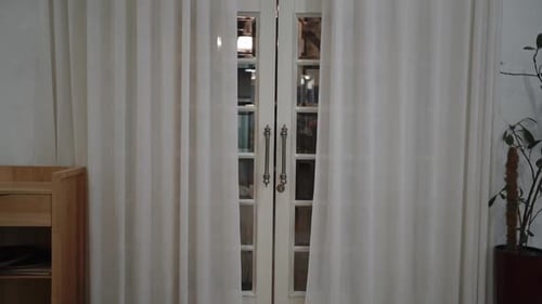 Exquisitas puertas blancas