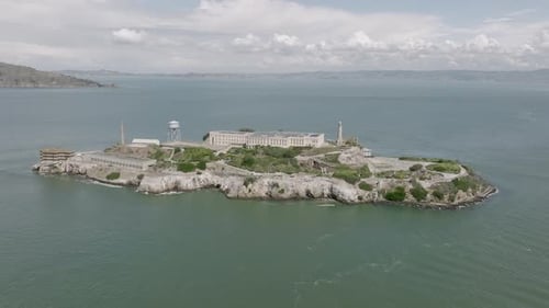 Rotierende Luftaufnahme von Alcatraz Island in San Francisco, Kalifornien.