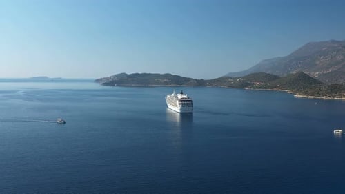 Großes weißes Kreuzfahrtschiff im sonnigen Ozean