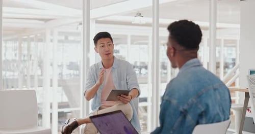 Réunion d'affaires, responsable de la diversité et marketing numérique au bureau, communication B2B pour une start-up