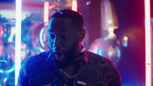 Nahaufnahme Afro Guy bekommt gute Nachrichten im Dance Club. Porträt von Surprised
