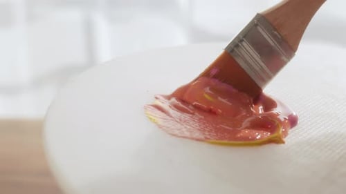 Vue rapprochée de la peinture à pétrir sur une palette avec un pinceau large