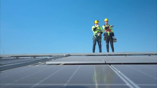 Beide Techniker arbeiten an Photovoltaik-Solarmodulen