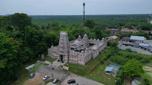 Laps de
temps sur l'architecture du temple Sri Shakti en Malaisie. Drone à vue aérienne spectaculaire