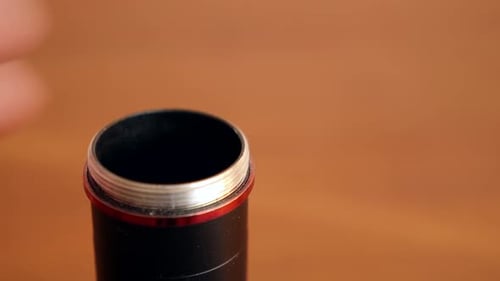 63t. Die Batterien werden in das elektronisch Gerät eingelegt. Das Konzept, technische Geräte mit Strom zu versorgen
.