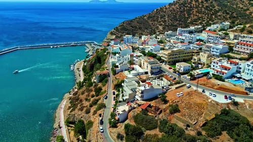 Zumbido aéreo de la playa de Agia Galini durante el día con aguas azules en Creta