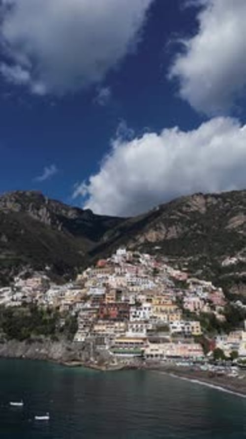 Vidéo verticale de Positano dans le sud de l'Italie 02