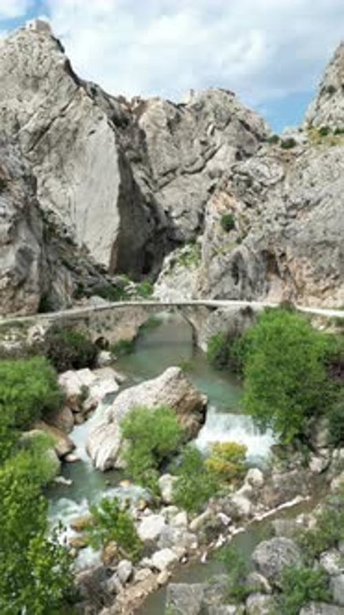 Vue aérienne par drone du pont de Malabadi, un pont en arc de pierre historique traversant la rivière Batman dans le sud