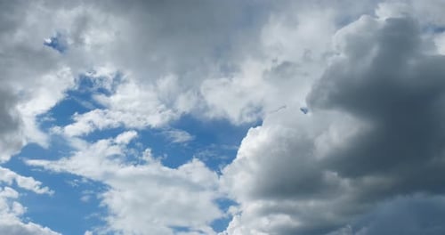 Mouvement des nuages au-dessus du ciel bleu